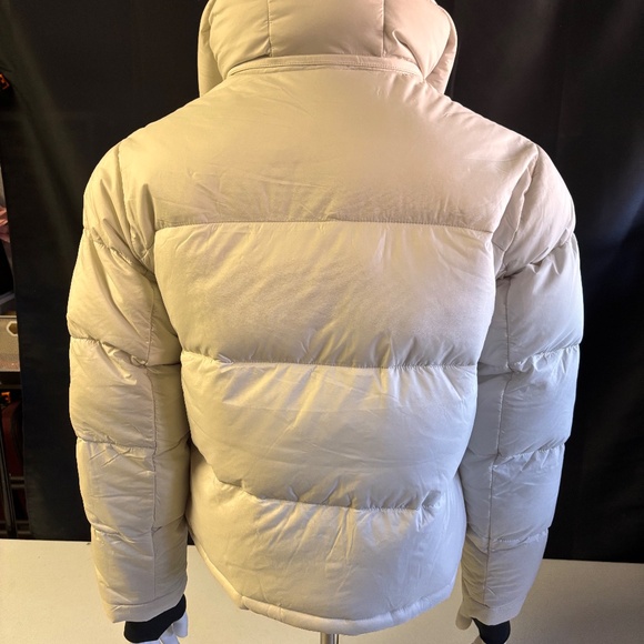 New womens medium Aritzia The Super (RE) Puff shorty coat - Picture 5 of 9